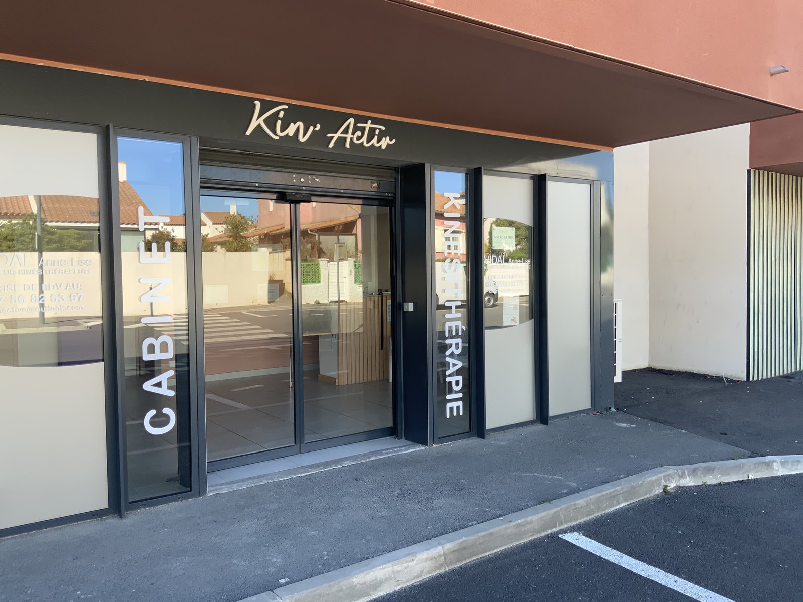 Entrée du cabinet Kin’Activ à Béziers, accès plain-pied PMR