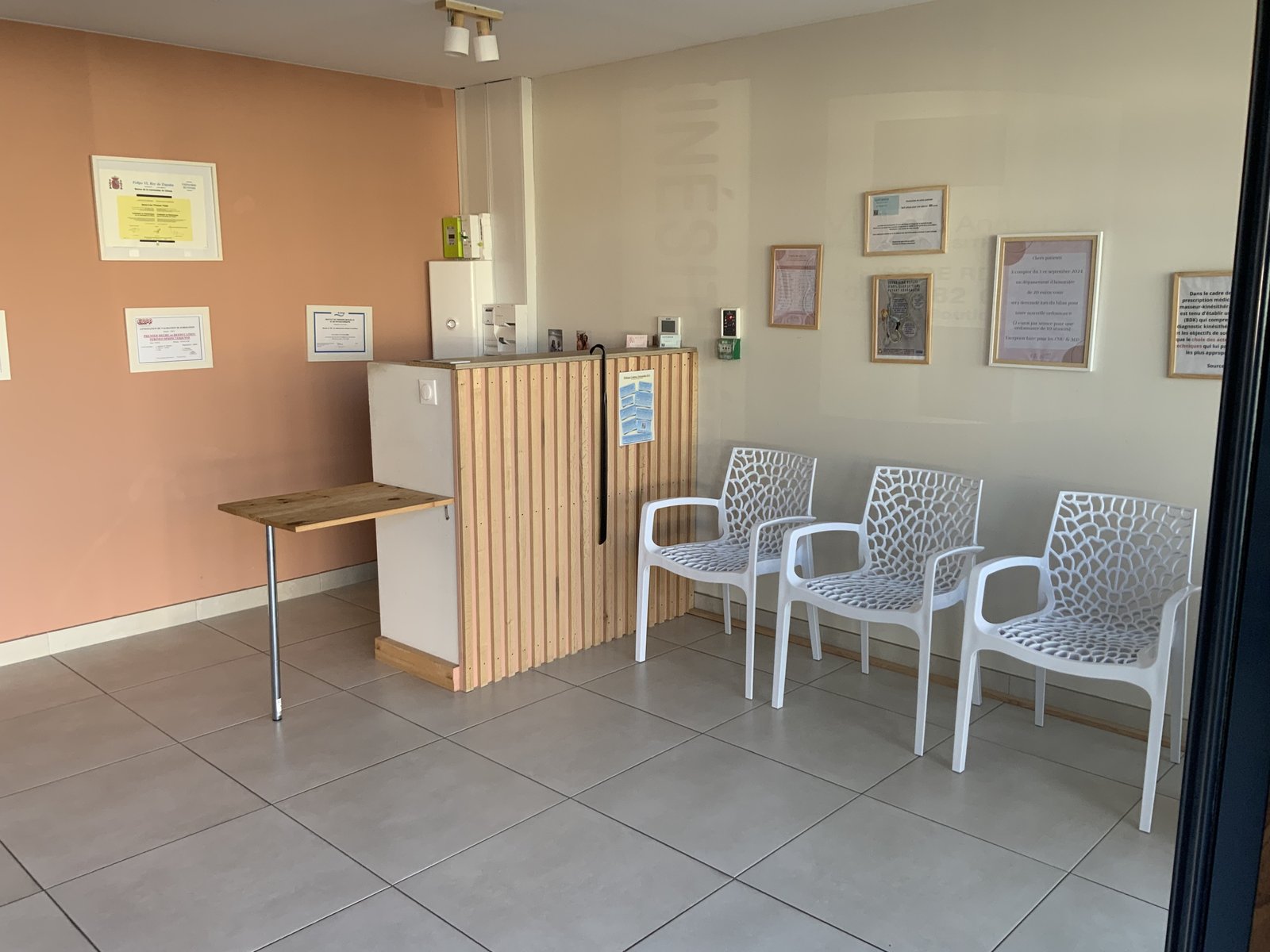 Salle d’attente et espace accueil du cabinet Kin’Activ